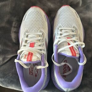 Women’s size 6 brooks sneakers